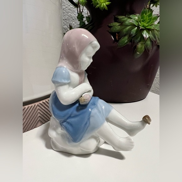 GEROLD PORZELLAN BAVARIA WEST GERMANY GIRL WITH BUTTERFLY FIGURINE - Picture 1 of 12